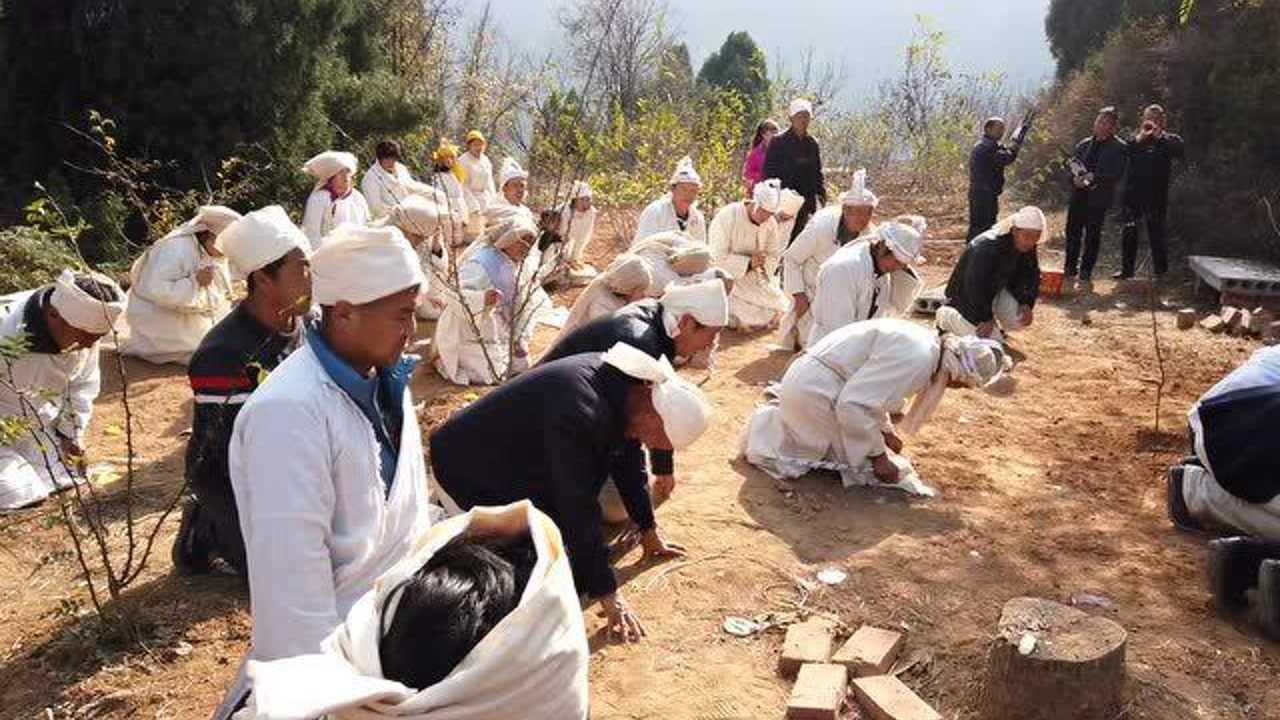 93岁的老人去世潘哥记录了下葬时的风俗和场景