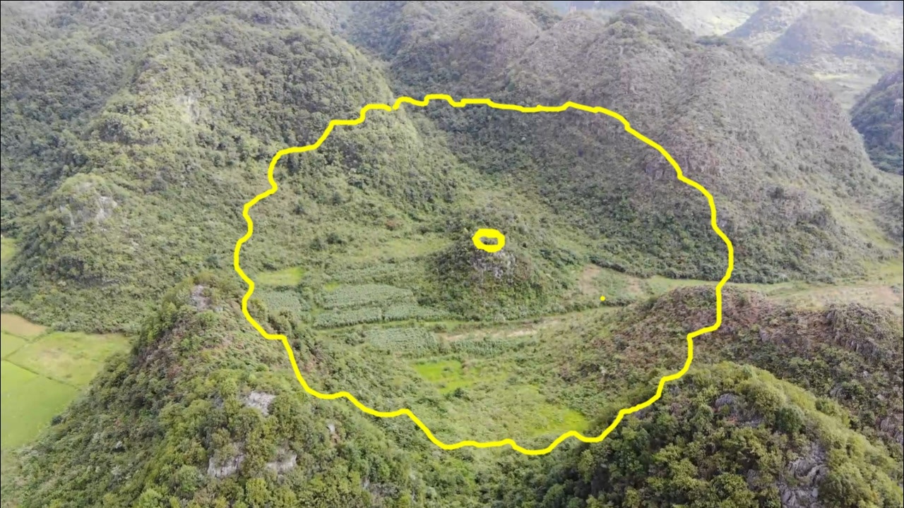 四面环山,藏风聚气,一个山美水美的风水宝地