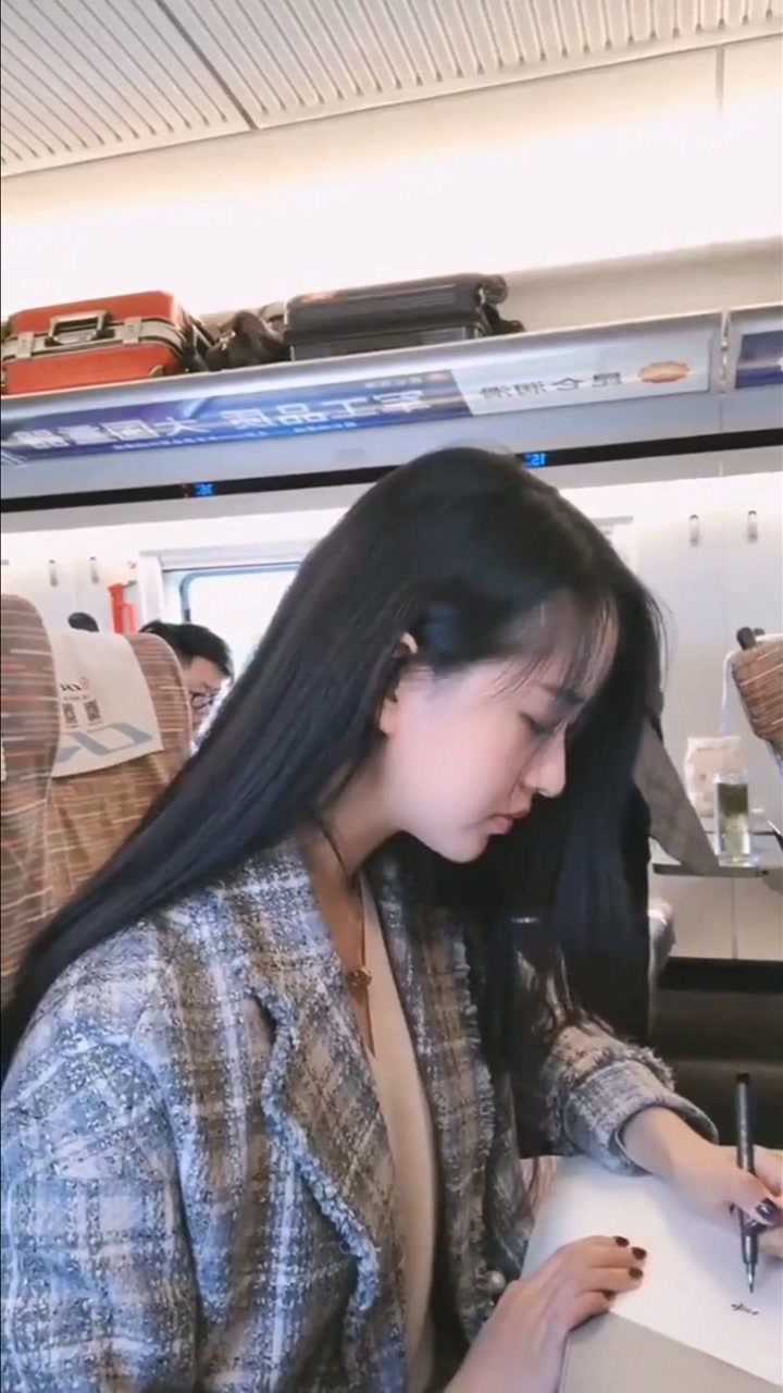高铁列车上遇见的小姐姐太美了