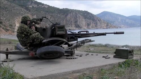 军事武器zu23-2 双管高射机枪实弹射击,威力十足,场面看上去很霸气