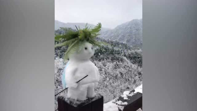 网友用塑料袋给雪人做了一个披风,配上音乐后武侠感满满