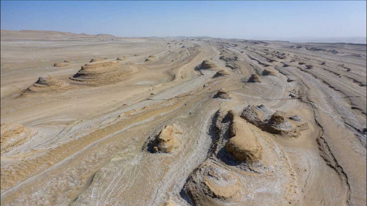 青海柴达木盆地自驾游航拍壮观的雅丹地貌