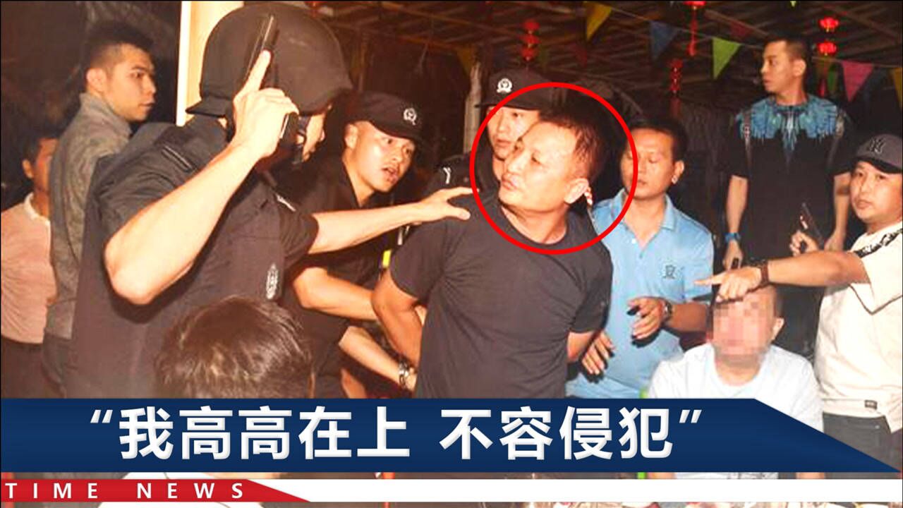 海南黑老大潘海文被捕画面曝光:穿着拖鞋被押走,警察一旁举着枪