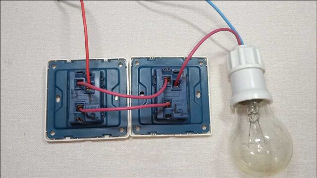 今天才发现,一灯双控还能这样接线,难怪2个开关都要接火线