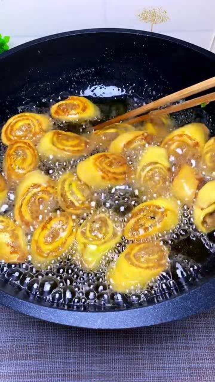 油炸蛋皮肉卷简单做法来了,色味俱佳,吃得人意犹未尽