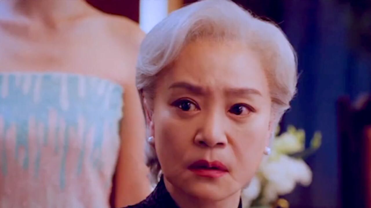 吴邪去闹新月饭店霍家老太认出张起灵的身份竟当场下跪