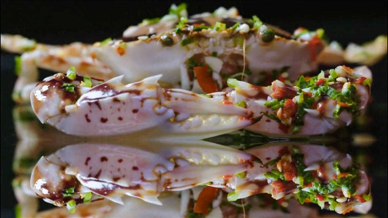螃蟹美食,盐腌螃蟹,肉质晶莹,口感爽滑