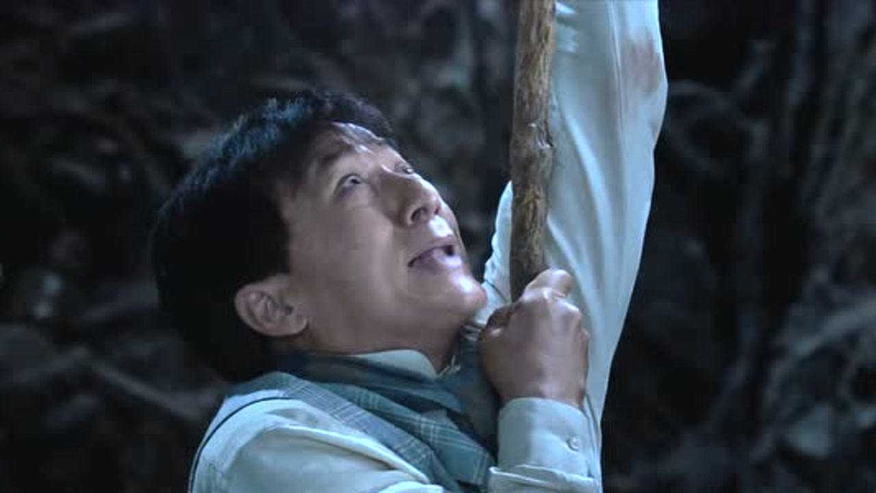 功夫瑜伽:蛇冲着美女过去,美女掉落被成龙抓着,把美女扔在了洞穴!