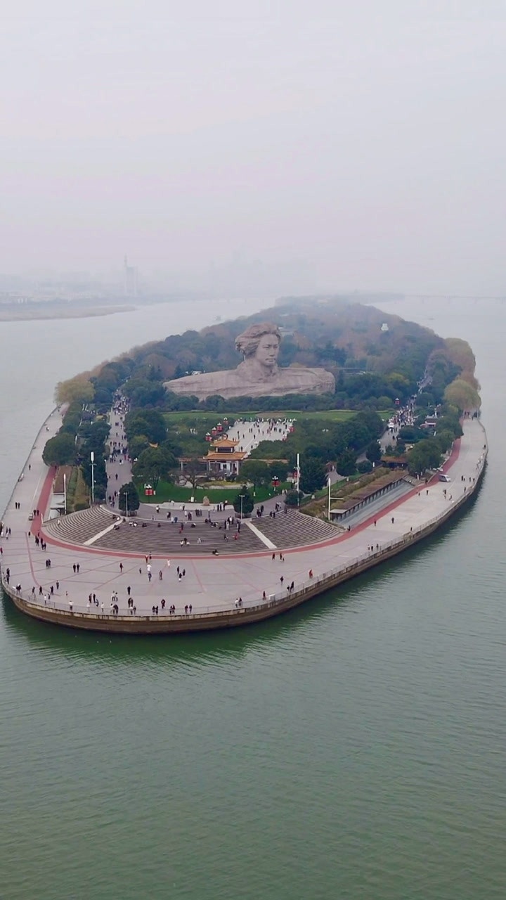 独立寒秋湘江北去橘子洲头