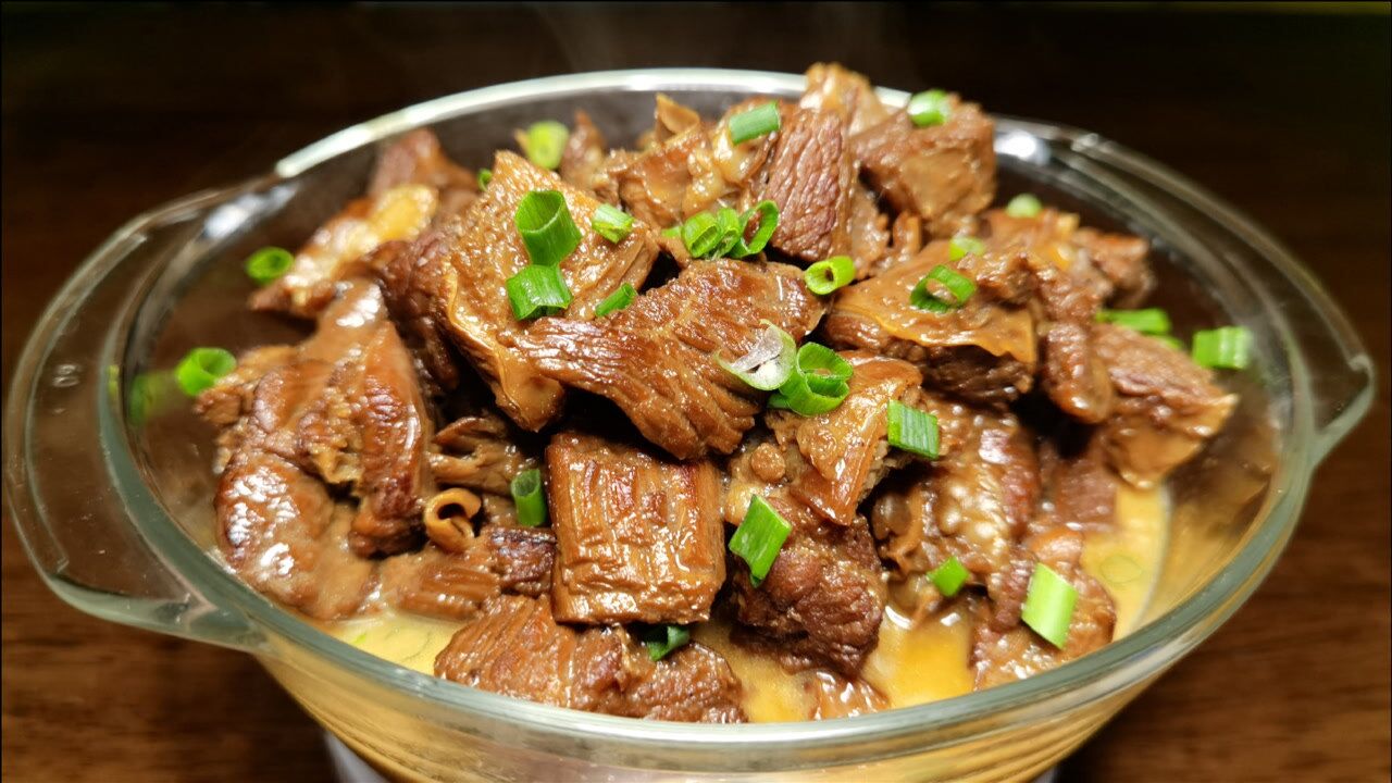 红烧牛腩好吃有技巧,技巧在于秘制料汁,软烂鲜香不腥不柴