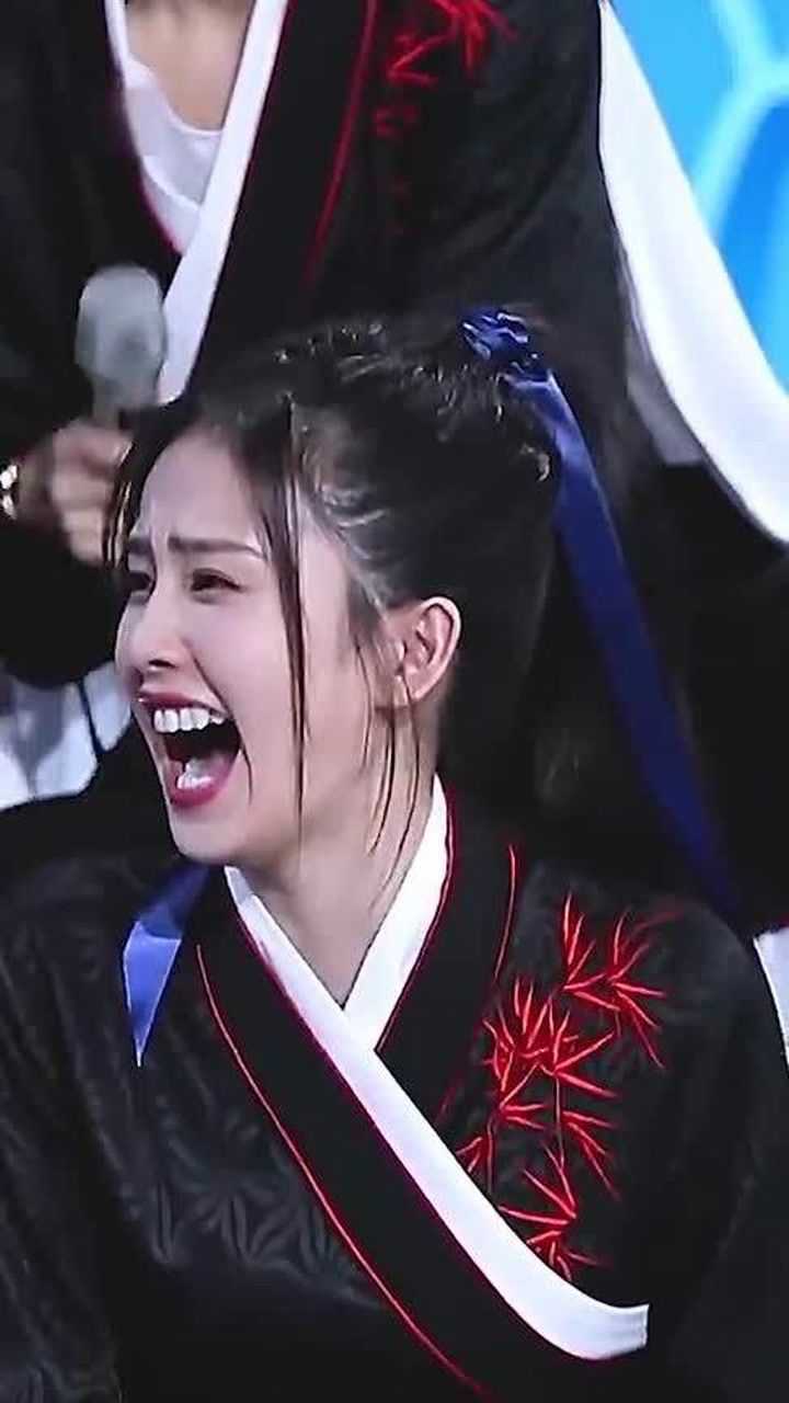 白鹿真的是笑的肆无忌惮,这魔性笑声太有感染力了,我也差点笑岔气!