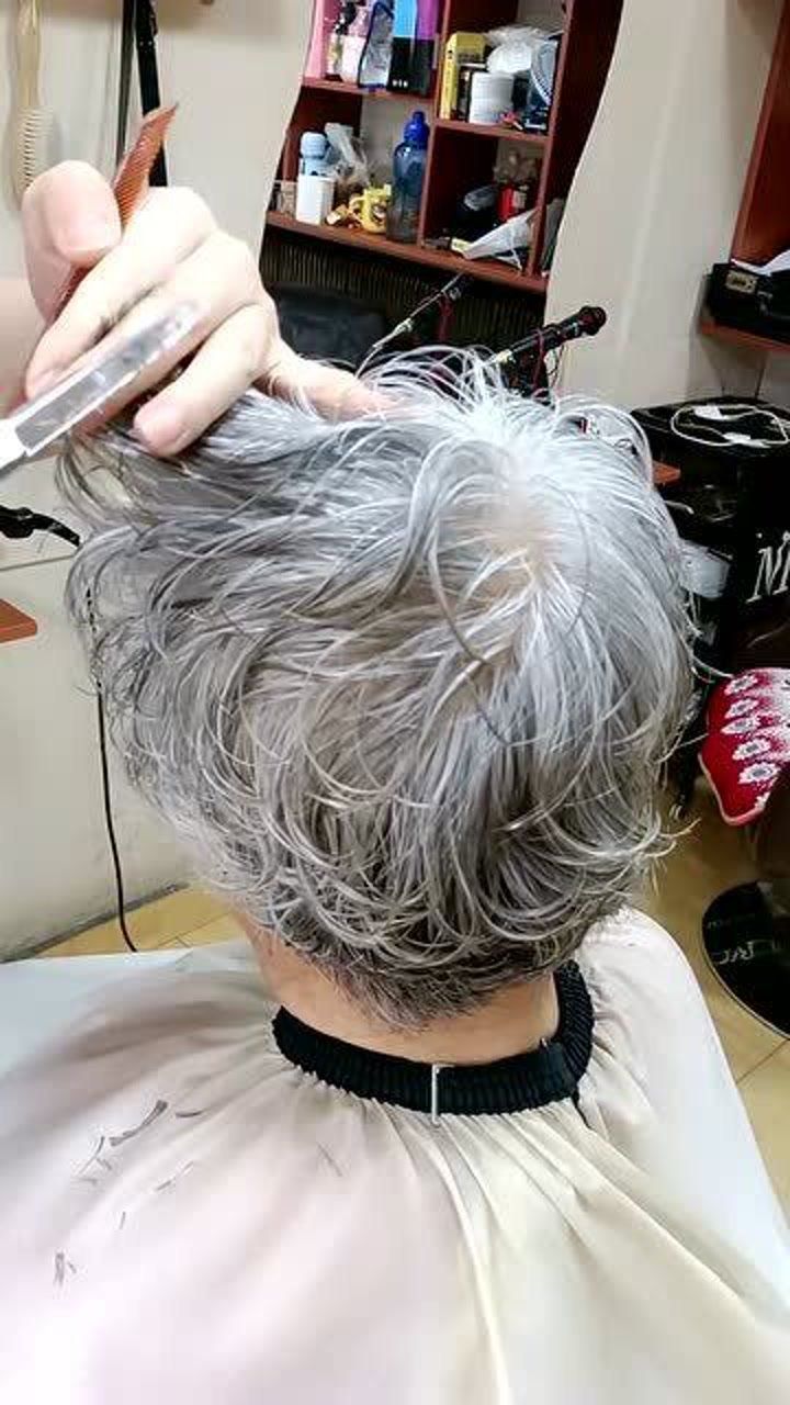 70岁白发老奶奶头发这样剪不染黑色也年轻