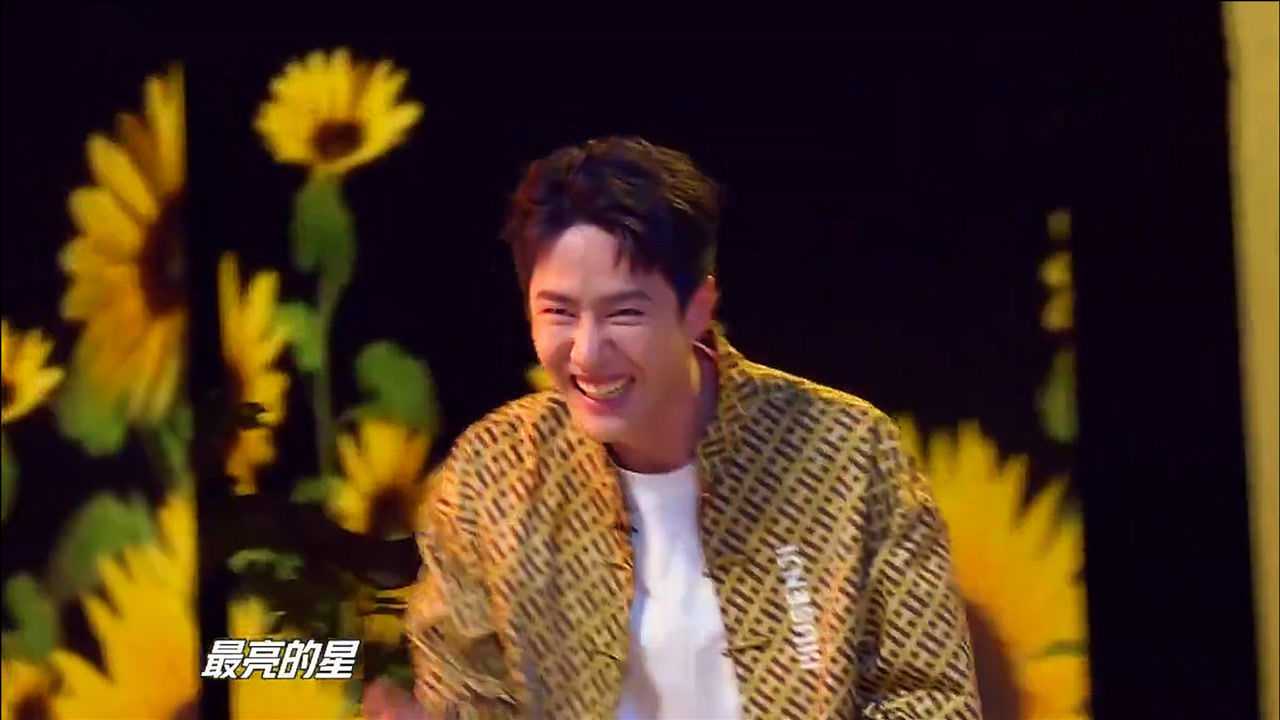 王一博被推过去的时候一脸懵吃瓜吃到自己头上网友太可爱