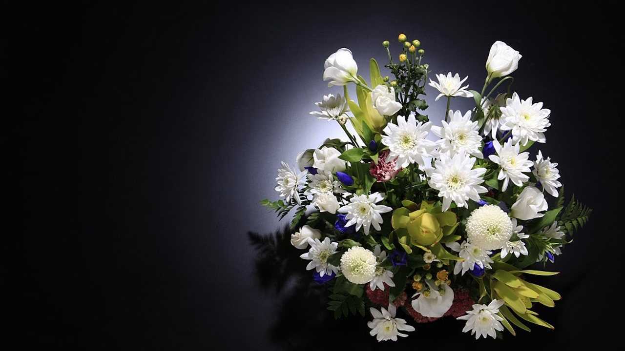 菊花白事花篮插花,菊花祭奠花圈制作,祭奠花圈插花教学