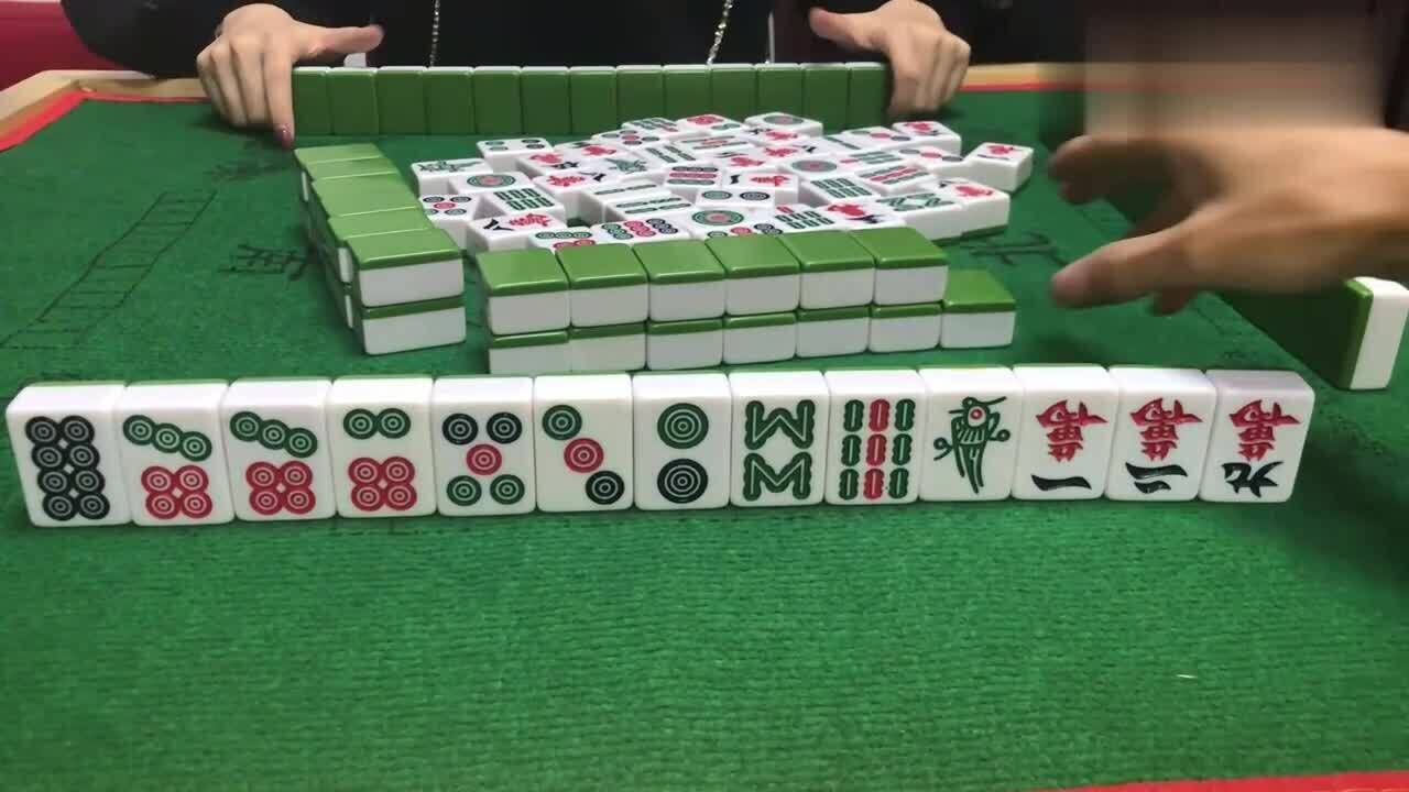 麻将小伙一手烂牌还让他做成清一色还胡牌了