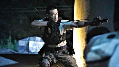 《反击》精彩片段:反击版g港,赵文卓手持弓弩,潜入敌营_电影_高清1080