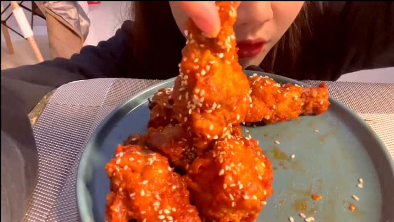 美女吃播开播吃韩式炸鸡腿!这看着色香味俱全的,让人食欲大发呀!