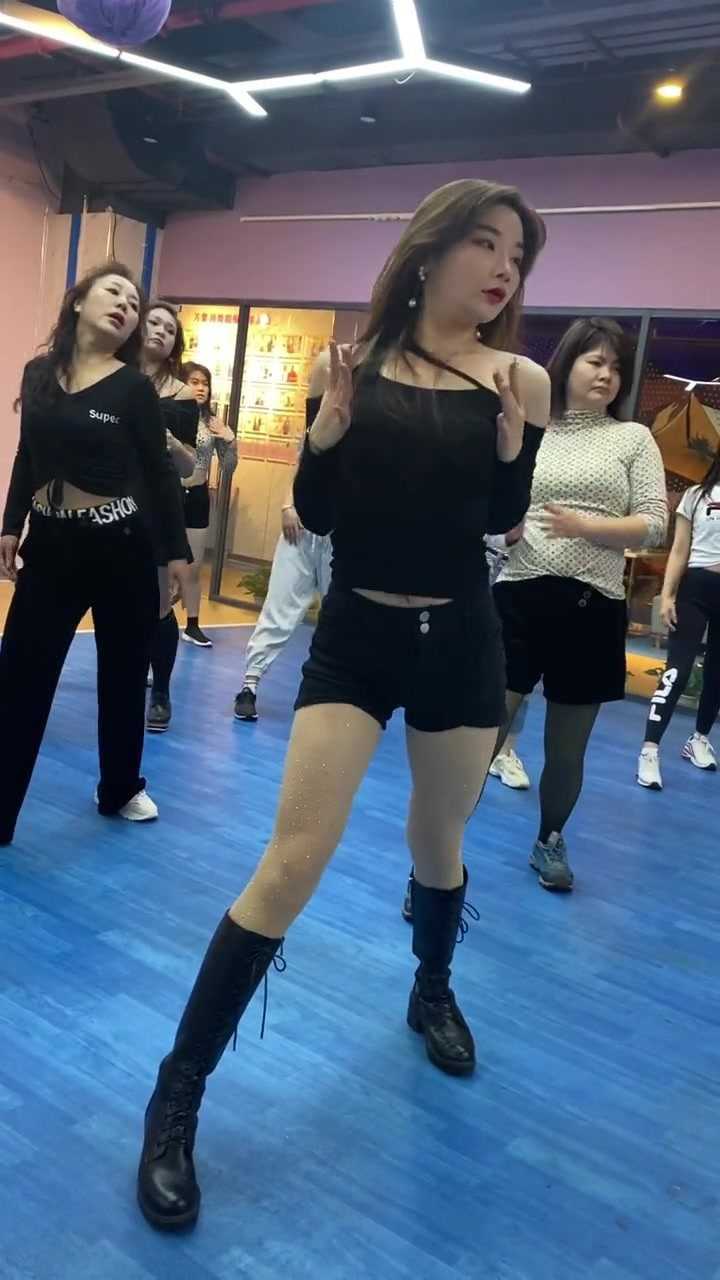 去酒吧蹦迪学会这一个甩头立马成为全场瞩目的蹦迪达人不信你试试