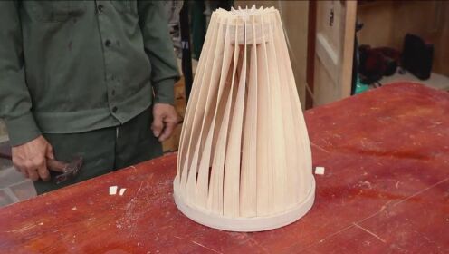 老师傅用木条制作灯罩，外观做的很独特，成品让人眼前一亮！