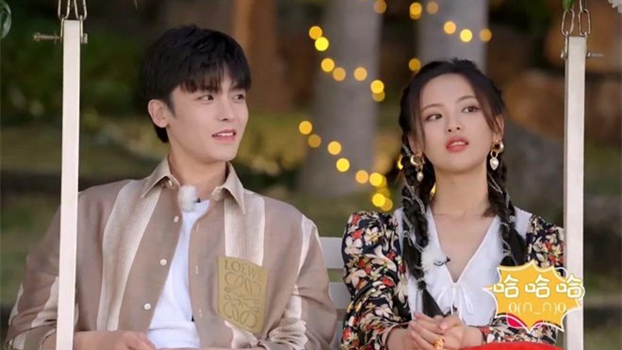 侯明昊杨超越在海边荡秋千欣赏日落太惬意了