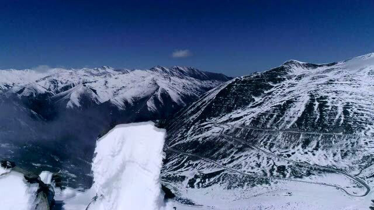 精神丰碑夹金山雪山脊梁北面的山谷就是红军两大主力红一方面军与红四