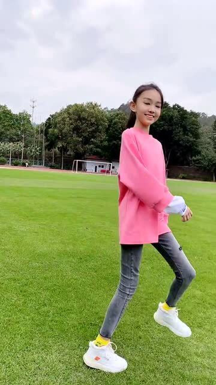 宋小睿唱玛尼情歌音乐和舞姿太魔性了真是优秀的小姑娘