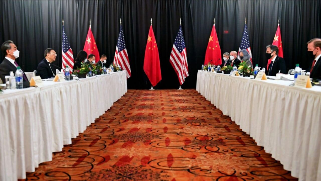 中美会谈现场，杨洁篪突然问了翻译一个问题，美女翻译官当场笑了_高清