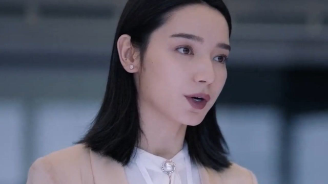 《暴风眼》第25集2:魏主任对解释也有些不耐烦,苗霏急忙站起来用几句