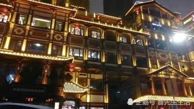 重庆错落有致的地形造就其独特、美丽的夜景,非常有个性