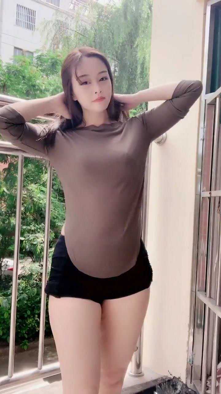 微胖美女爱上了自拍在这样的光线下显得更美了