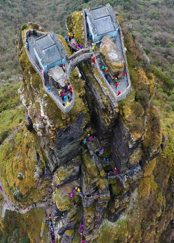 贵州最险峻的山峰,海拔高度2752米,登山栈道几户垂直,你敢来挑战吗?