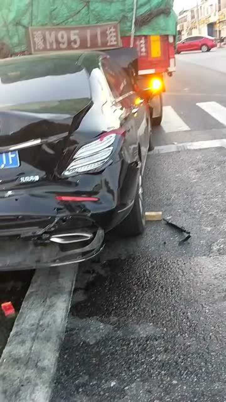 刚提的奔驰e300,上路就被追尾,直接给我撞成面包车!