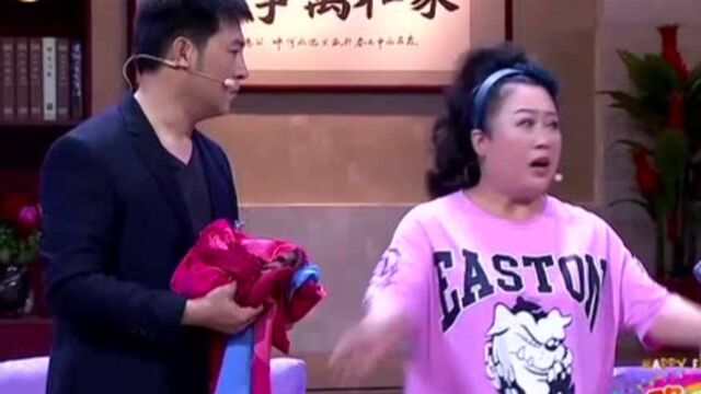 赵妮娜穿着性感,上台演小品博人眼球,看完都不带眨眼的