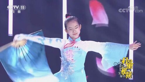 蔺赵琳表演舞蹈《苏幕遮》，笑容甜美舞姿动人
