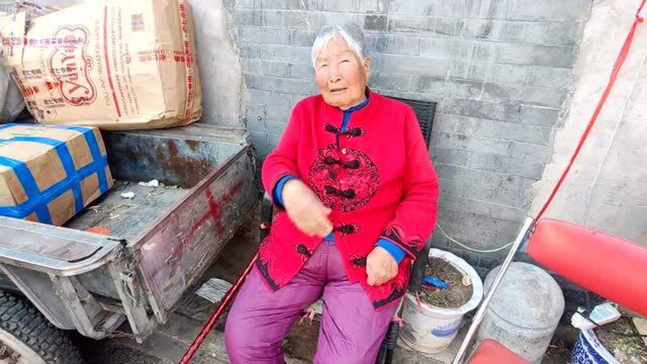 探访北京老胡同大妈25岁来京如今89岁直言退休金太少了