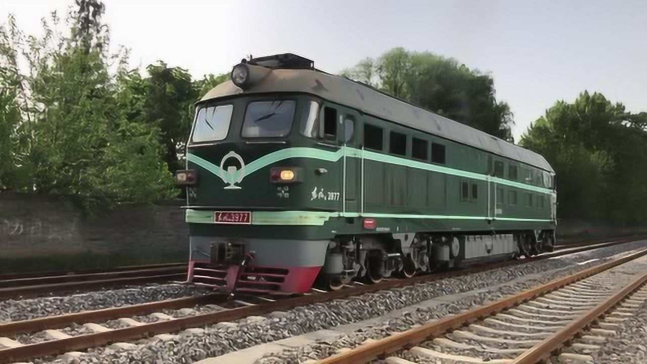 西局西段df4b3977挂车完毕后牵引货列余下站发车