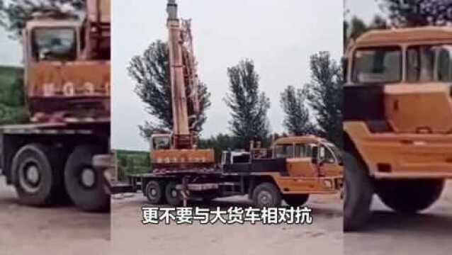 监控拍下惨烈交通事故,轿车司机惨遭压扁身亡,画面不忍直视!