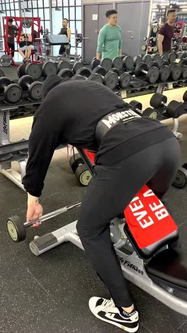 三角肌后束训练动作俯卧斜板杠铃提拉发力模式肩外展顶峰收缩