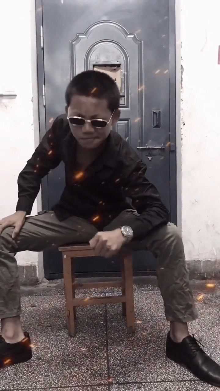 初中生玩变装秀好好的精神小伙非要装社会人