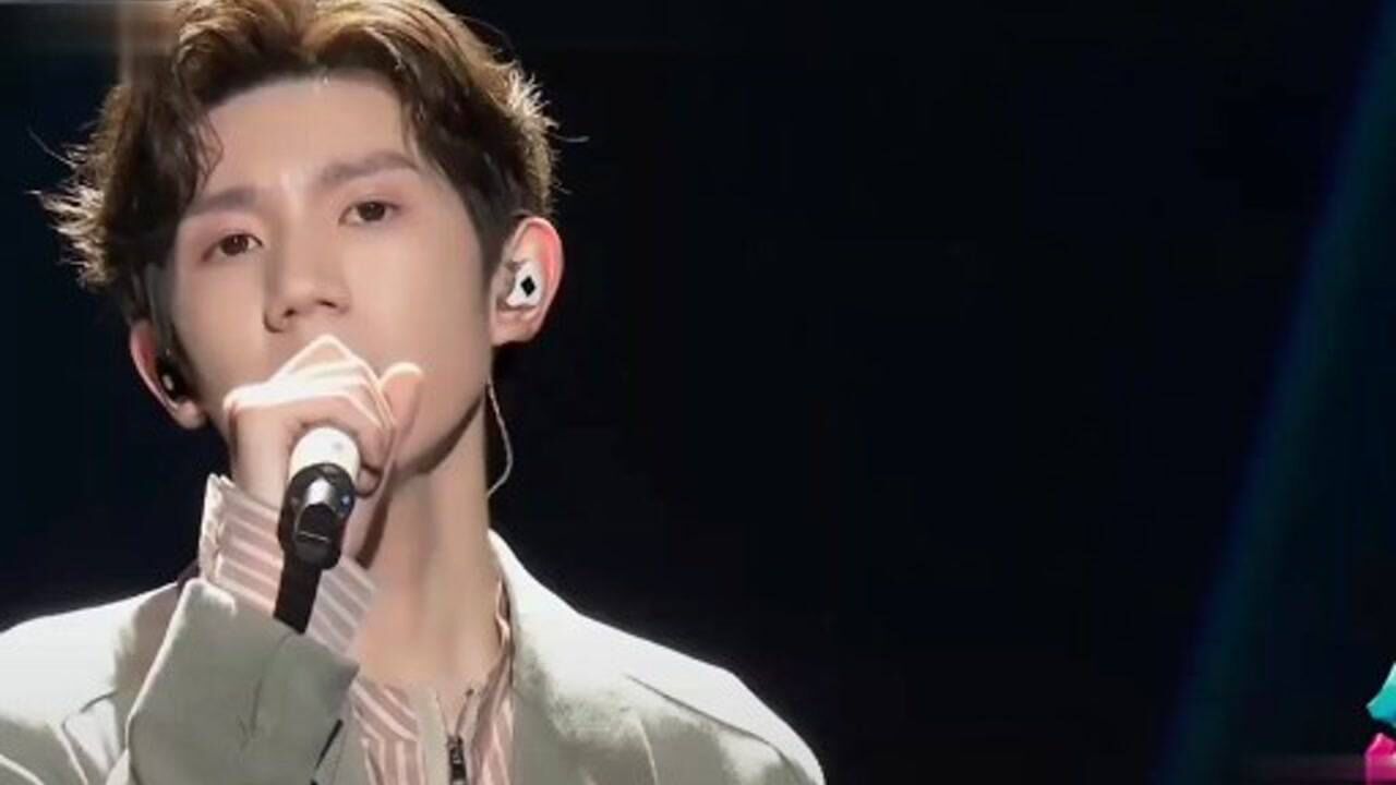 王源和华彩少年们合唱踏浪嗓音清澈自然和音完美太好听了