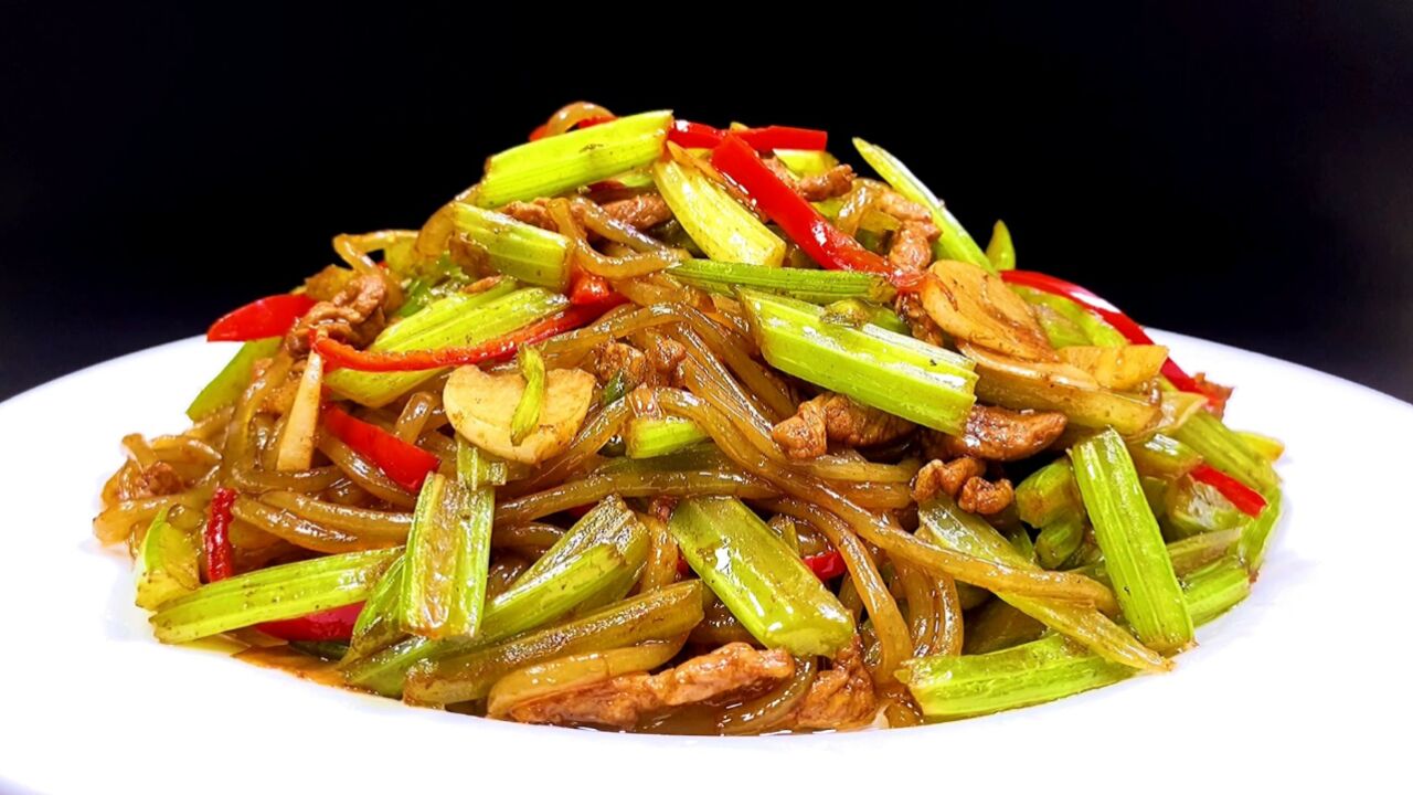 芹菜炒粉条入味好吃,粉条不打沱有技巧