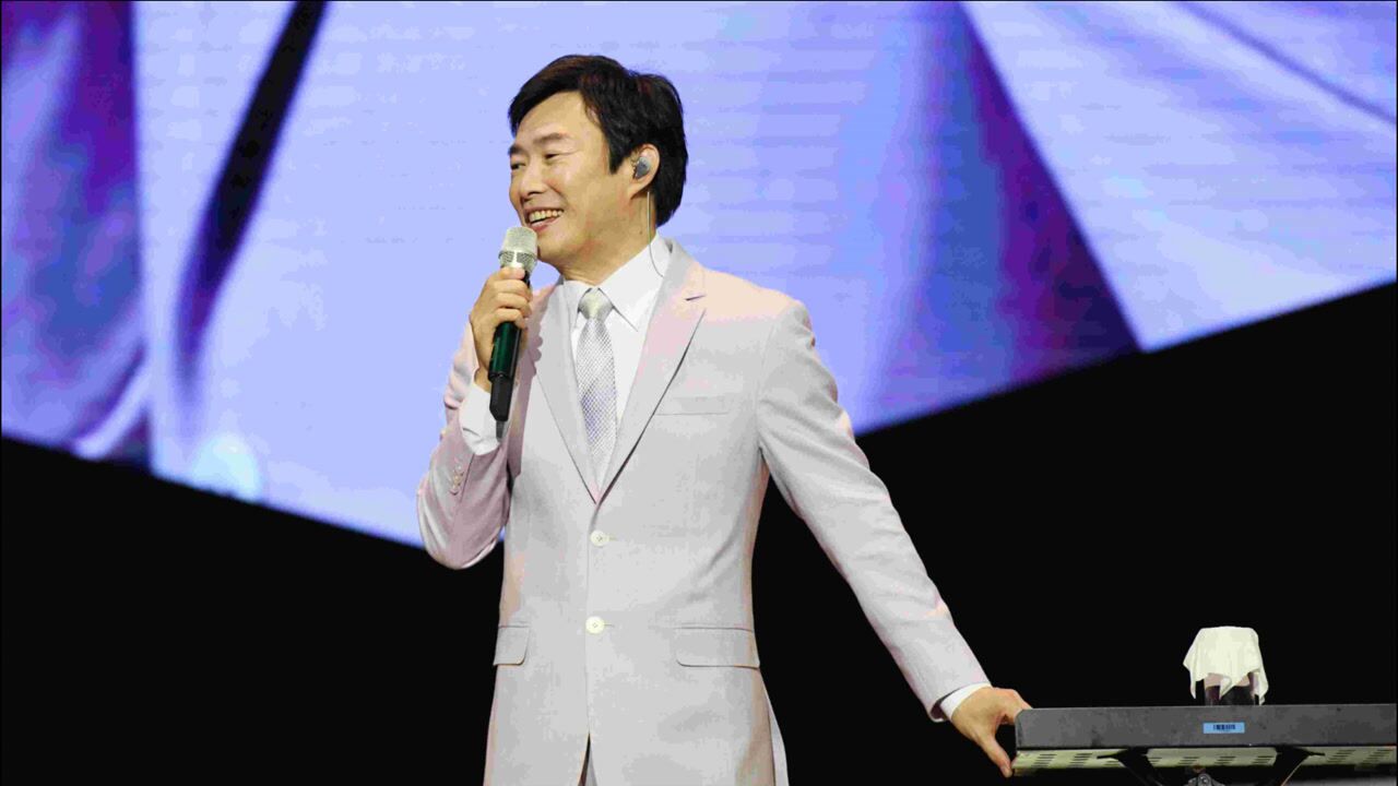 费玉清当着原唱面唱《爱情恰恰》,妖娆舞姿太魔性了,引全场爆笑