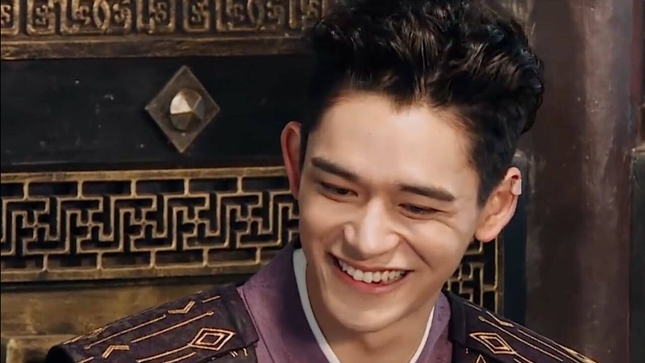 黄旭熙首次穿古装,看见美女就叫姐姐,表情太可爱了