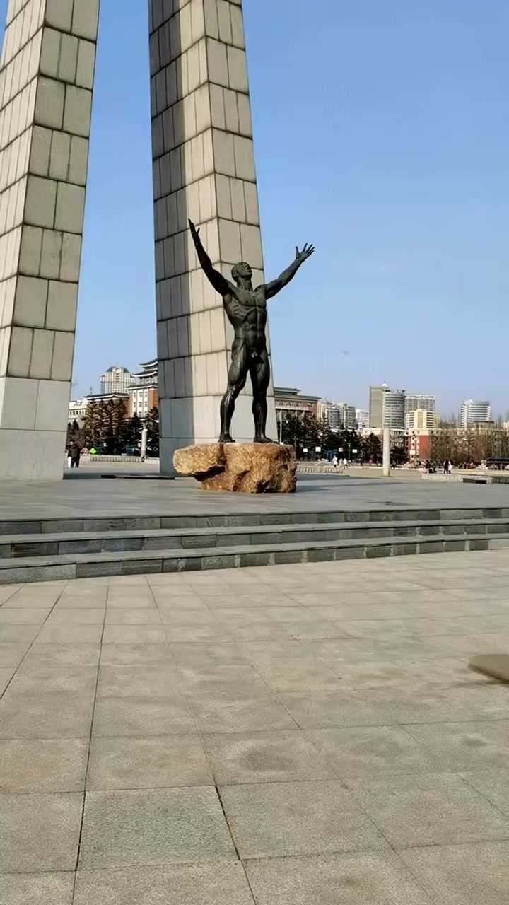 长春文化广场巨人雕像只可远观不可近瞧太尴尬了