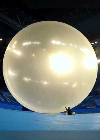 超级气球爆炸的瞬间,场面真是震撼人心!最后一幕竟然很梦幻