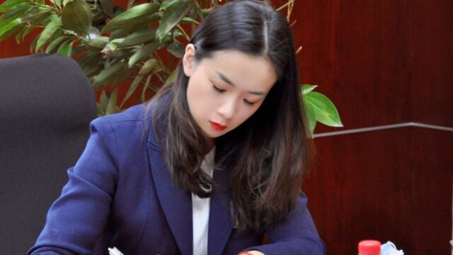 杨鸣妻子频繁晒照宣布主权?穿着干练气质出众,丈夫人气高受困扰