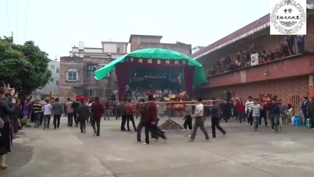 福建漳州市林墩传统民俗,二十多人光脚抬着轿子从炭火上跑过去