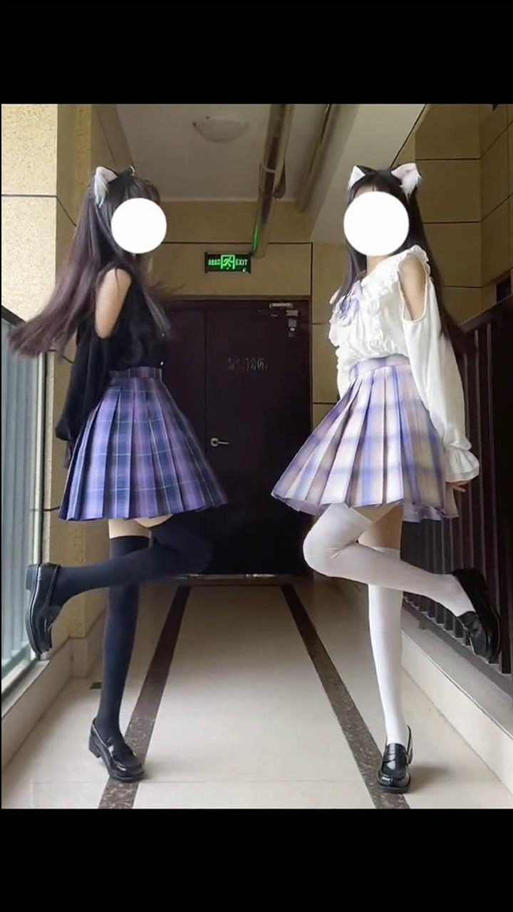同时挑战两款jk制服的小姐姐你说要不要来个黑白双煞二选一