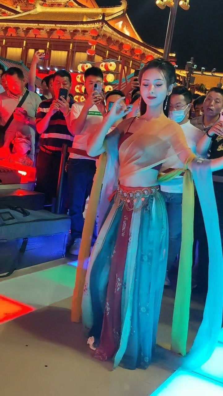 千艺仙女下凡来舞动美丽的西安大唐不夜城
