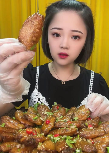 吃货姐姐小鱼吃可乐鸡翅,一口一个真的是太香了